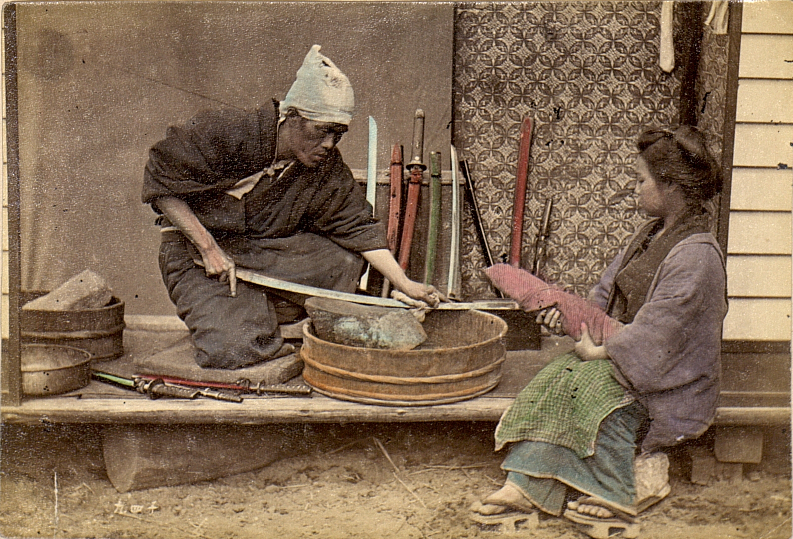 Ein japanischer Schwertpolierer schärfte 1909 eine Klinge